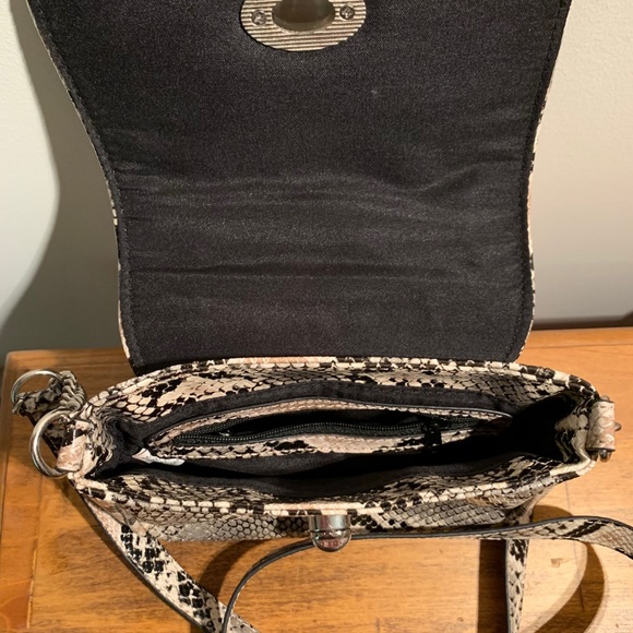 Leather shoulder bag - Picture 4 of 5